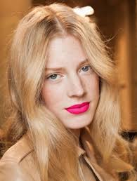Les blondes privilégieront les rouge, rose, pêche et saumon. Comment Trouver La Teinte De Lipstick Qui Vous Correspond