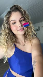 Vou começar a andar com essa bandeira estampada na cara #bisexual