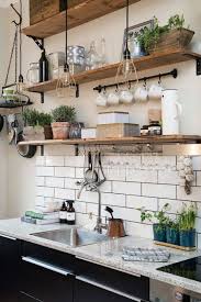 Cocina Con Estantes De Madera Como Lugar De Guardado Y Lamparas Colgantes Decoracion De Unas Decoracion De Cocina Hogar