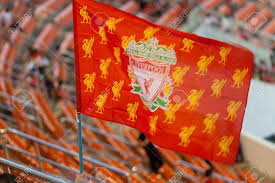 Bangkok 28 Juli Liverpool Fan Die Flagge Wahrend Im Stadion Wahrend Des Spiels Zwischen Thai Nationalmannschaft Und Liverpool Fc In Der Lfc Tour Turnier 2013 In Bangkok Thailand Im Juli 25 28 2013 Lizenzfreie Fotos