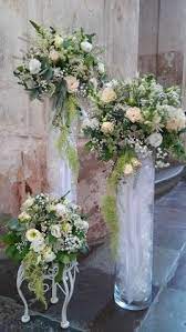 Pero si quieres llevar una cauda generosa, solo debes tener en cuenta la amplitud del espacio para calcular qué tanto se moverá tu vestido y si, por ejemplo, corre el riesgo de atorarse a tu paso. 870 Ideas De Flores Para Boda En 2021 Boda Arreglos Florales Flores