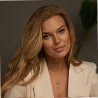 Melissa Arndt's Instagram, Twitter & Facebook