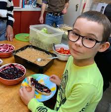 Na een gezamenlijke opening van de Kinderboekenweek Gi-ga-groen, waar door  juf Paulien allerlei mooie boeken aan de Schakelgroepen cadeau werden  gedaan, gingen wij samen ontbijten. Dit ontbijt werd op eigen initiatief  door