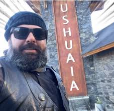 O dia mais emocionante da viagem! Chegamos ao Ushuaia! #argentina  #viagemdemoto #ushuaia #intruder125 #casalviajante #companheirismo  #aventura #raladosnoasfalto #becocomplexodorock #ahmotorcycles ...