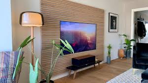 akupanels living room with tv planken muur wandpanelen houten lambrisering