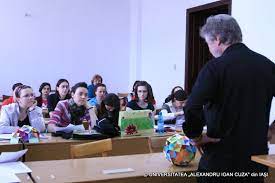 Cursul a fost susţinut de tânăra bucovineancă ionela hloşciuc, studentă la facultatea de litere din iaşi, care, cu măiestria dobândită de mic copil din sânul familiei, din moşi şi strămoşi, a transmis cu multă răbdare meşteşugul încondeierii ouălor. Litere Admitere LicenÈ›Äƒ Admitere 2021 Universitatea Alexandru Ioan Cuza Din IaÈ™i