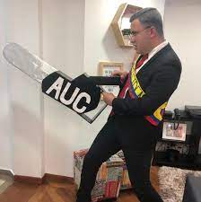 Bienvenidos a la cuenta oficial de twitter de álvaro uribe vélez. En Pleno Halloween Joven Se Disfrazo De Alvaro Uribe Con Motosierra En Mano