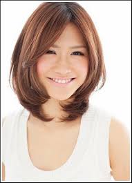 One of the best short hairstyles for fat faces and double chins, this short wavy one is easy to maintain, flattering and looks very pretty on round face shapes. Hairstyle For Fat Face Double Chin Surat Mio