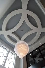 Can You Have A Dream Ceiling This One By Don Julian Builders Paired With A Stunning Glass Chandelier Gives Lux Glass Chandelier Living Room Designs Ceiling