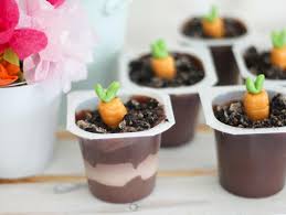 They are easy to serve and they're just enough to satisfy anyone's sweet tooth without going overboard. Easy Garden Dirt Pudding Cups Fun365