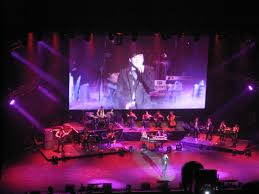 In lavish costumes, he performed songs in mandarin, cantonese, taiwanese, english and korean. Jj Lin æä¿å' By Your Side Concert At Shrine Auditorium In Los Angeles Kycoo Livejournal