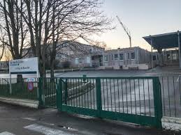 Collège du bras d or. Une Imposante Grue Sur Un Chantier D Ecuires Entraine La Fermeture Du College