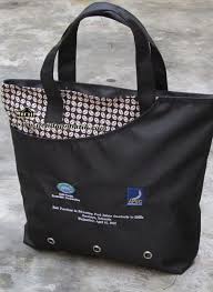 Koleksi tas batik berikut ini kami tampilkan tas wanita cantik dengan bahan dasar dari kain batik. Model Tas Seminar Pendopo Batik