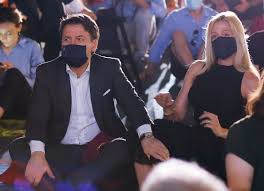 E' stato il settimanale 'oggi' a pubblicae in esclusiva le foto della vacanza tra il presidente del consiglio giuseppe conte e la fidanzata olivia paladino. Giuseppe Conte E La Fidanzata Olivia Paladino Al Cinema America