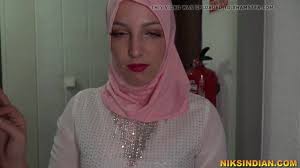 زوجة محجبة جميلة تخون زوجها مع جارها