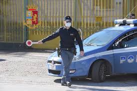 Acquista su ibs a 10.79€! Donna Fermata Dalla Polizia Tradita Dal Suo Nervosismo Aveva La Cocaina Nella Borsetta Wallnews24