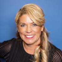 Kellie Hand's Instagram, Twitter & Facebook