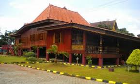 Arti dari kata limas merupakan gabungan kata dari lima fungsi gentong berisi air ini adalah untuk mencuci kaki dan tangan sebelum memasuki rumah. 10 Gambar Rumah Limas Sumatera Selatan Sejarah Asal Usul Ciri Khas Fungsi Pakaian Adat Jejakpiknik Com