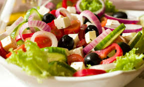 L'insalata greca (greek salad) è una delle più popolari insalate in grecia in quanto è un pasto leggero, rinfrescante e facile da preparare. Insalata Greca La Ricetta Originale Leitv