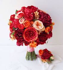 peachy orange red 裙褂花球 圓形花球仍然有好多新娘子喜歡 尤其是襯裙褂的造型時候 滿滿的花 豐富的感覺 絲花 一樣可以做到好美 我們用了大牡丹 庭園玫瑰 小牡丹等多花瓣的花朵 讓