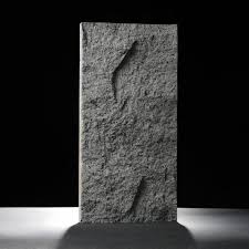 Più precisamente, si tratta di una roccia effusiva di origine vulcanica.essa è originata dalla questa roccia fusa quando viene a contatto con l'aria si solidifica di nuovo dopo essersi raffreddata. Pietra Lavica Dell Etna Belpasso Catania