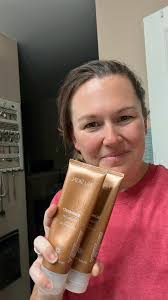 Raise your hand if you're a self tanner rookie 🙋🏼‍♀️ that was me last  year. I had another brand that I got as a freebie that I never even opened  bc self