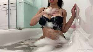 El video porno filtrado del famoso Patreon de Fomo desnudo en el que se  baña en burbujas negras - Dale Porno