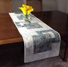 Le chemin de table apporte du cachet mais surtout beaucoup de charme sur une table.il est un élément de décoration central qui rond la monotonie. Pin On Fleur