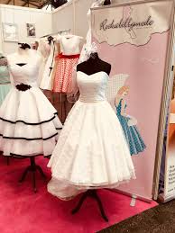 Brautkleid Rockabilly 50er Jahre Wadenlang Hochzeitskleid Punkte Punktetull Gross Mit Schleppe Brautkleid 50er Hochzeitskleid Hochzeitskleid Mit Schleppe