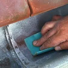 Reparer Une Fuite Sur Une Gouttiere En Zinc Gouttiere En Zinc Reparations De Maison Gouttieres