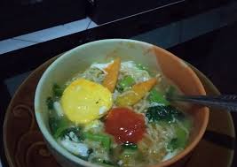 Makanan satu ini banyak dijual di gerobak pinggir jalan yang dan langsung dinikmati selagi panas. Cara Memasak Mie Rebus Pedas Enak Sempurna