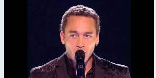 De quoi combler le manque chez des fans toujours en deuil, cherchant à retrouver la musique et les émotions qui ont rythmé leurs vies. La Voix De Johnny Sera Aux Arenes