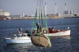 La estatua de la sirenita se encuentra sobre una piedra en el muelle de copenhague en langelinie. Copenhague Despide A La Sirenita En Su Largo Viaje Hacia La Expo 2010 Cultura Elmundo Es