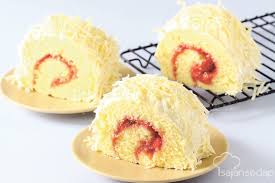 Cara membuat cheese sauce dengan bahan sederhana yang ada di rumah. Resep Strawberry Cheese Roll Cake Teman Manis Di Akhir Pekan