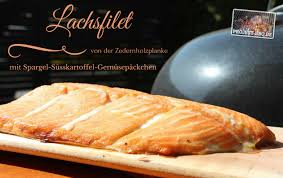 Lachs unter fliessendem wasser abwaschen und mit haushaltspapier trocken tupfen. Lachs Vom Zedernholzbrett Project Bbq Grill Barbecue Blog Grillrezepte Und Mehr
