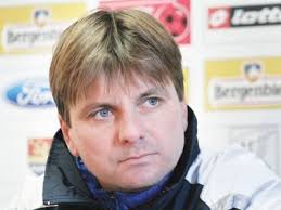 Dušan uhrin (born 5 february 1943) is a czech and slovak football coach and former player. Dusan Uhrin Jr Este Noul Antrenor Al Echipei Dinamo Rptv Ro