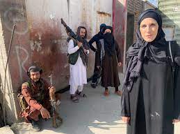 Cnn chief international correspondent clarissa ward donned a hijab while reporting from kabul on monday morning, one day after the taliban took control of . Eisndg7uhwpnfm