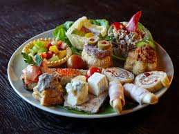 Cateva idei de aranjare a aperitivelor reci, platouri cu aperitive si de ornare a salatelor, care sper aperitiv trandafiri din sunca, salam uscat, branza telemea, cascaval, castraveti, rosii cherry, masline. Meniu Nunta Varianta 3 Incepand De La 45 Euro Persoana Food Food And Drink Tapas