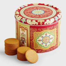 Featuring christmas holly prints on a white background on the sides, it comes with a windowed green lid that allows you to look at the contents without opening the lid, keeping their freshness intact while. Nyakers Gingersnap Tin World Market