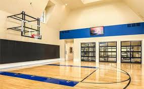Terrain De Basket A Domicile Basket Decoration Decorationchambre Decorationcocooning Decoration Home Basketball Court Home Gym Design Indoor Sports Court