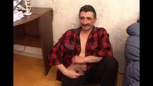 Мужчина разводит девушку на шалости с ним голышом дома