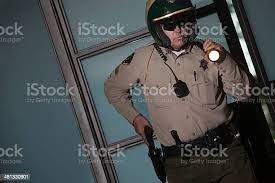 Foto De Policia Com Lanterna Desenho Arma De Cinto E Mais Fotos De Stock De Adulto Istock