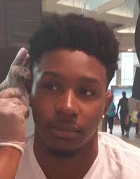 Can someone remove the Batman earring 🙄