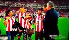 Orbelín pineda dejará al campeón cruz azul muy pronto para irse a jugar a la liga de españa, según versiones periodísticas de balam sports. Papa De Orbelin Pineda La Cruzazulea En Celebracion De Chivas La Opinion