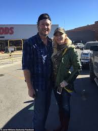 Gwen Stefani Joins Beau Blake Shelton In His Hometown In Oklahoma Gwen Stefani And Blake Blake Shelton Gwen Stefani Blake Shelton