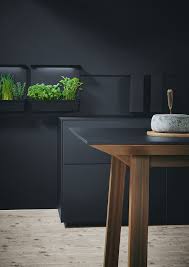 Liebe Zum Detail Durch Unterschiedliche Materialkombinationen Fur Unterschrank Gestell Und Arbeitsplatte Entsteht Ei Kuchen Design Moderne Kuche Kuchendesign