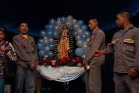 También se colocaron las 15 mil veladoras que fieles entregaron días antes del cierre del templo, aunque el viento y la lluvia de la tarde noche no en iztapalapa, la familia demián celebró el día de la virgen de guadalupe con una misa. Sabes Como Se Celebra En Mexico El Dia De La Virgen De Guadalupe