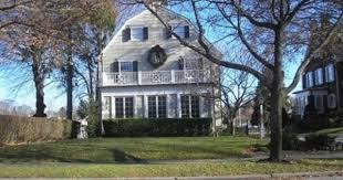 Omg We Re Going To Tour The Actual 112 Ocean Avenue Amytiville House When We Visit My Brother Veritables Maisons Hantees Lieux Hantes Maisons Rampantes