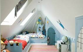 Kinderzimmer Dachschrage Einen Privatraum Erschaffen Kinder Zimmer Kinderzimmer Dachboden Spielzimmer