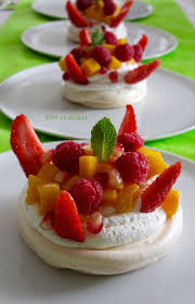 Pavlova A La Mangue Et Aux Fruits Rouges Diet Delices Recettes Dietetiques Pavlova Recette Avec Des Fraises Gateaux Et Desserts
